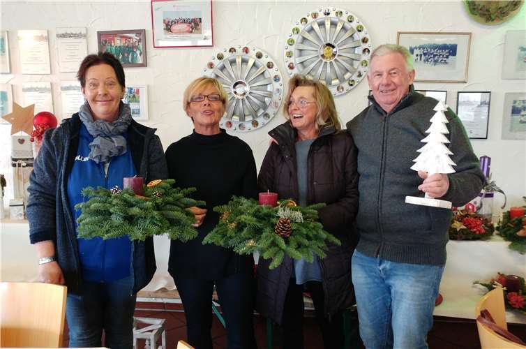 Wie üblich konnte man beim SV Schwarz-Weiß zauberhafte handgefertigte Kränze und Gestecke erwerben. privat