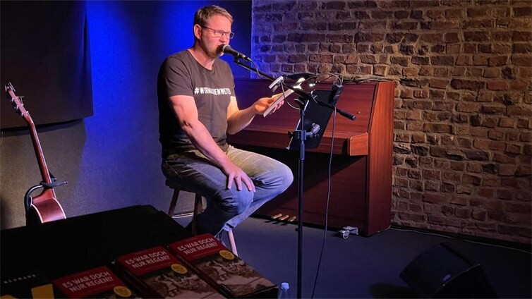 Wie üblich wird Neumann das Vorlesen der Texte und seiner Anmerkungen mit musikalischer Begleitung verbinden.  Foto: privat