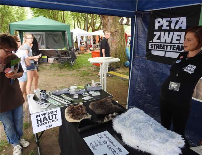 Wie unterscheidet man echtenvon unechtem Pelz? Sarah Wenzel von Peta 2 klärte auf.