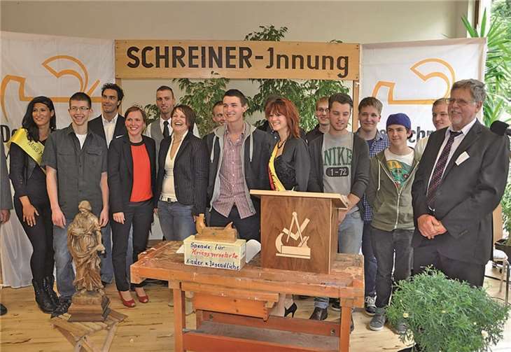 Wie viel Spaß die Ausbildung zum Schreiner machen kann, wurde bei der letzten Lossprechungsfeier deutlich, bei der Robert Klein (rechts) seinem Nachwuchs gratulierte.privat