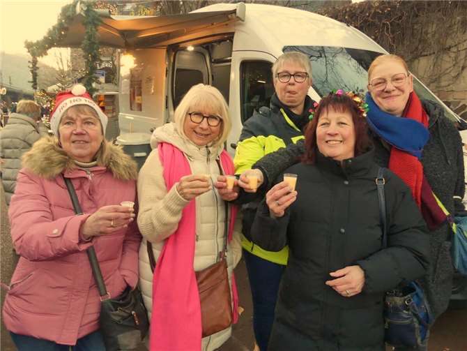 Wie wäre es mit einem leckeren Eierlikörchen? Diese Clique aus Cochem ließ es si...