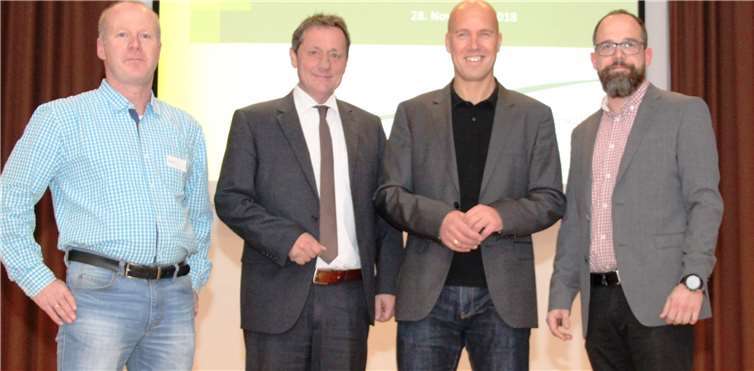 Wie wichtig das Thema Aggression und Gewalt bei Jugendlichen ist, machten Ralph Zöller, Landrat Achim Schwickert, Erwin Germscheid und Björn Krause (v. l.) bei der 10. Netzwerkkonferenz des Kreisjugendamtes deutlich.  Pressestelle der Kreisverwaltung