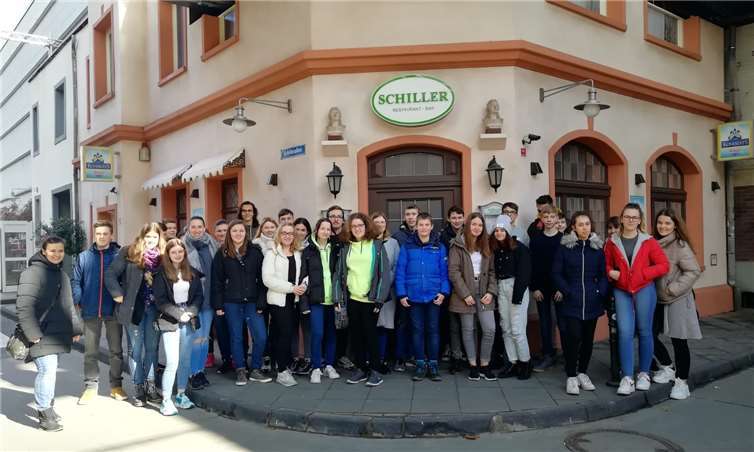 Wie wird Fernsehen überhaupt gemacht? Als Zuschauer daheim auf dem eigenen Sofa bekommt man schlussendlich nur das Resultat zu sehen. Jugendliche aus den Landkreisen Neuwied, Altenkirchen und Westerwaldkreis bekamen auf diese und viele andere Fragen eine Antwort. Die Gruppe besichtigte im Rahmen einer Kooperationsveranstaltung von „Wir Westerwälder“ die MMC Film- und TV Studios in Köln. Foto: Kreisverwaltung