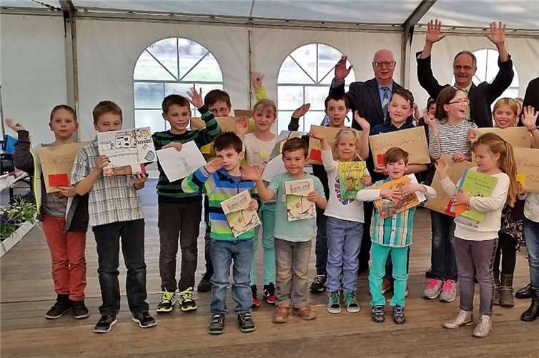 „Wie wünsche ich mir meinen Ort?“ war das Thema des Malwettbewerbs, bei dem die Kinder aus Nievern und Umgebung kreative Ideen zur Zukunft ihrer Heimat entwickelten. Die Siegerbilder wurden am Kirmessonntag prämiert. WW/Willi Willig