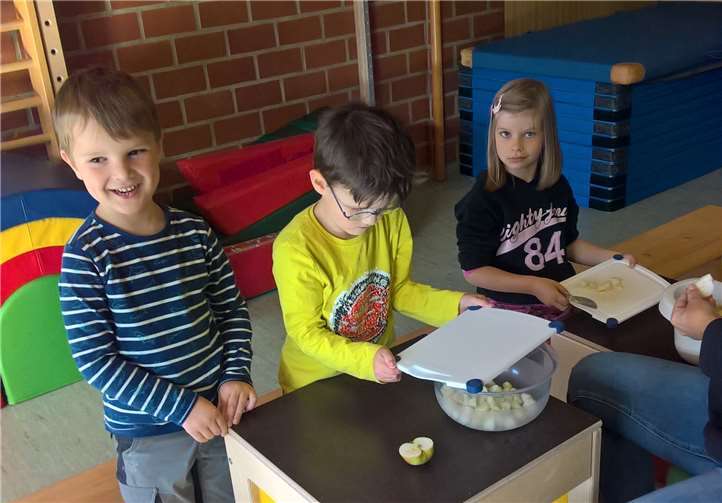 Wie zaubert man aus vielen kleinen Apfelstücken Apfelmus? Die Kinder gingen diesem Geheimnis auf den Grund.