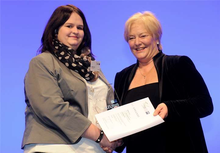 Wiebke Ley, Lacklaborantin bei Jansen, wurde als beste Prüfungsteilnehmerin in ihrem Ausbildungsberuf ausgezeichnet. Jansen/Jens Schicke