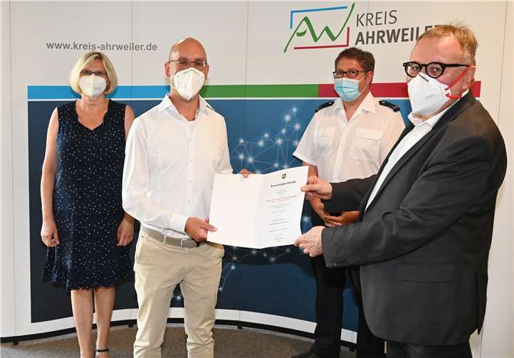 Wieder Teil des „Teams“: Im Beisein von Fachbereichsleiterin Almut Schepers sowie dem Brand- und Katastrophenschutzinspekteur des Kreises, Michael Zimmermann (3. v. l.), ernannte Landrat Dr. Jürgen Pföhler Dr. Thomas Lepping (2. v. l.) zum Leitenden Notarzt im Kreis Ahrweiler. Foto: Kreisverwaltung Ahrweiler / Ralf Schuhmann