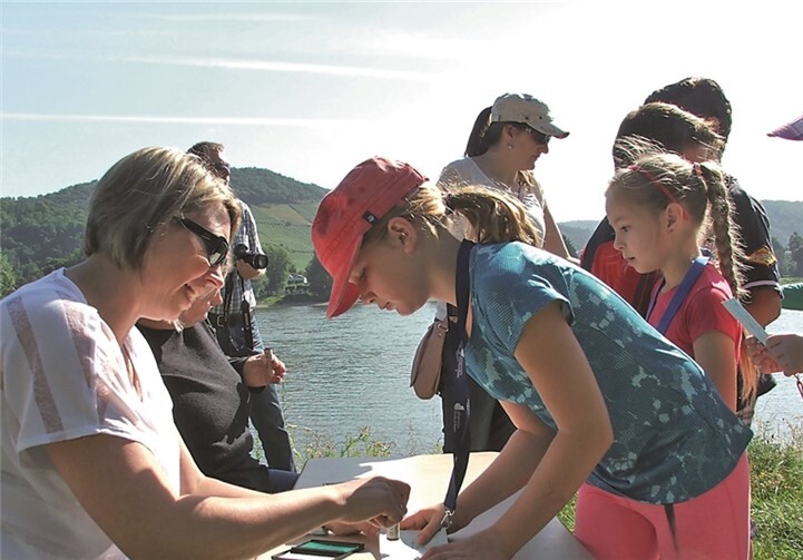 Wieder ein Kilometer geschafft: Stempel sammeln an der Stempelstation.