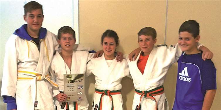 Paula Mertes gewinnt Judo-Ranglisten-Turnier in Urmitz Wieder ein erfolgreiches Wochenende für die Judoka des Judo- Club Maifeld e.V. beim 21. Int. Judo Herbstturnier in Urmitz: Turniersieg für Paula Mertes (U17) und Platz 3 für Andre Mertes (U14).JC Maifeld