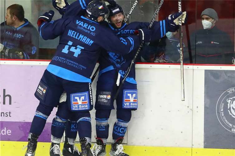 Wieder eine Party in blau? Die Bären um Frederic Hellmann und Daniel Vlach (von links) haben am Freitag den ersten Matchball in Richtung Regionalliga-Endspiel. Foto: EHC