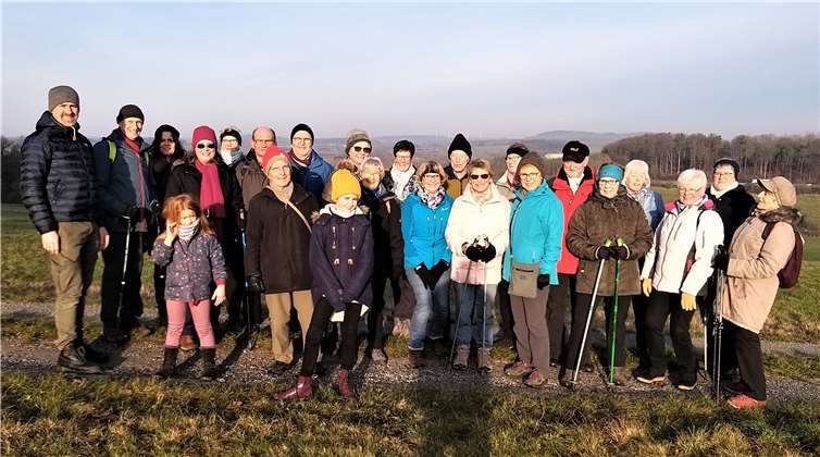 Wieder einmal hat das Wetter ganz großartig mitgespielt; bei 2 Grad Celsius und Sonnenschein konnten, nach einer Begrüßung der Teilnehmer/innen, 30 Personen vom Parkplatz der Studentenmühle zu einem kleinen Rundgang in Richtung Nomborn starten.Copyright: Gerhard Thome