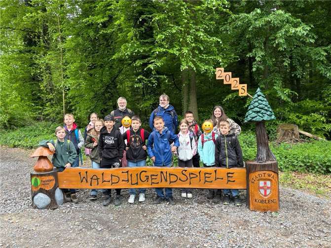 Wieder einmal landen die Urmitzer Schülerinnen und Schüler ganz vorne! Am 7. Mai erlebten die beiden dritten Klassen der Grundschule St. Georg ein aufregendes Abenteuer bei den Waldjugendspielen, die vom Forstamt Koblenz auf dem Remstecken organisiert wurden! Foto: privat