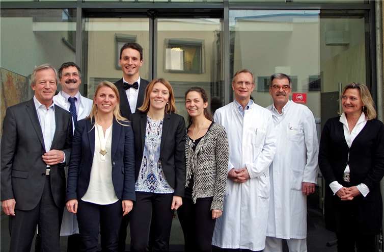 Wieder endete am St. Nikolaus-Stiftshospital ein Praktisches Jahr mit erfolgreich abgelegten Prüfungen: v.li. Prof. Dr. Armin Steinmetz, Dr. Wolfgang Boos, Margret Maria Münch, Marcel Heinz, Nadine Voeltz, Prof. Dr. Martin Wolff, Dr. Helmut Schmidt und Dr. Anne-Dörte Herzog.