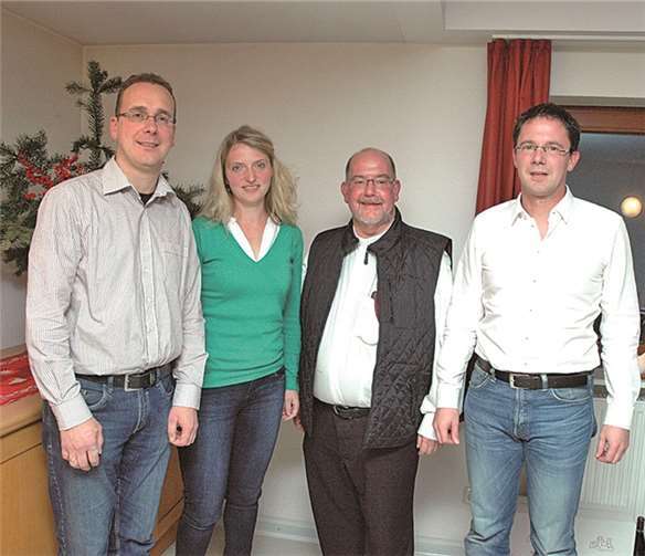 Wieder gewählter Vorstand: Vorsitzender Theo Müller, Schriftführerin Anna Marhöfer, Präses Pastor Axel Spiller, Kassierer Martin Müller, nicht auf dem Foto: Stellvertreter Stephan Knieps.