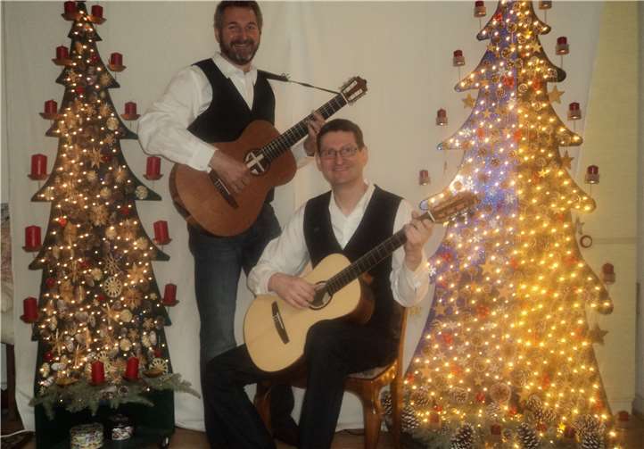 „Wieder ist Dezember“, stellt das Gitarren-Duo mit „Eigener Note“ auf musikalische Art fest. Privat