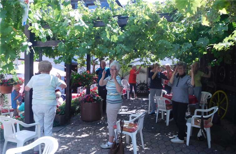 Wieder meinte es das Wetter gut mit den Senioren und Seniorinnen und der Verein plus/minus 60 aktiv konnte sich im Garten der Gaststätte unter freiem Himmel gemeinsam bewegen.Foto: privat