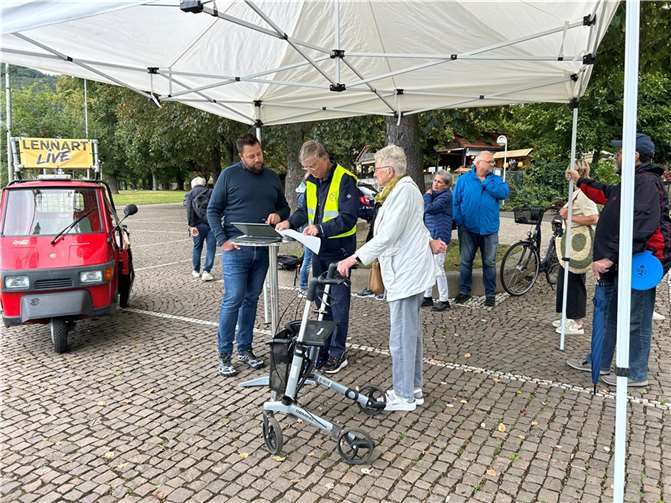 Wieder nutzten viele Bürgerinnen und Bürger die Möglichkeit zum persönlichen Austausch mit OB Siefert.  Foto: Eva Dreiser / Stadtverwaltung Lahnstein