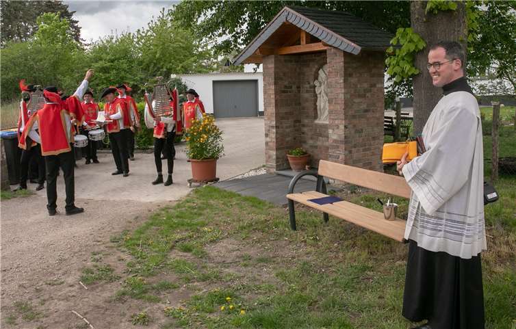 Wiederaufgebaut wurde die Kreuzwegstation am Meckenheimer Weg in Gelsdorf, das Tambourcorps spielte zur Einweihung, die Pfarrer Alexander Burg vornahm, einige Lieder. Foto: JOST