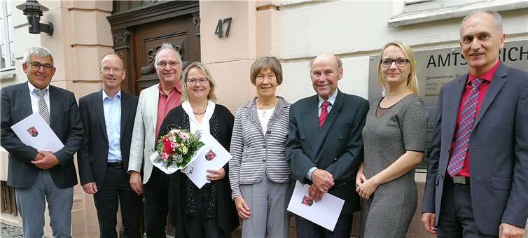 Wiegand Otterbach, Bürgermeister Thilo Becker, Herr Wildgrube, Andrea Wildgrube, Frau Heuer, Knud Heuer, Geschäftsleiterin Kasper-Perscheid, Direktor Ralf Tries (v. li). Foto:
