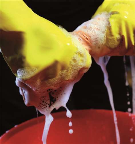 Wienern, wischen, wringen: Viele Gebäudereinigerinnen putzen immer mehr Fläche - ohne mehr Geld. Jetzt soll das „Turbo-Putzen“ am Tariftisch geregelt werden. IG BAU