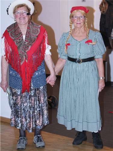 Wies`chen (r) mit ihrer Mama auf dem Weg ins Pensionat.