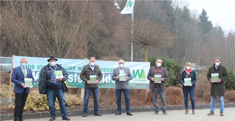 Wiesen und Weiden haben im Westerwald einen hohen Wert. Sie tragen zum Erholungswert der Landschaft bei, indem sie die Eigenart und Vielfalt der Region erst sichtbar werden lassen. Mit einem gemeinsamen Verständnis der Zusammenarbeit stellten die Vorsitzenden der Kreisbauernverbände gemeinsam mit den Landräten die Grünlandstrategie des Westerwaldes der Öffentlichkeit vor. V.li.: Landrat Achim Hallerbach (Kreis Neuwied), Ulrich Schreiber (BWV Neuwied), Matthias Müller (BWV Westerwaldkreis), Landrat Dr. Peter Enders (Altenkirchen), Josef Schwan (BWV Altenkirchen), Sandra Köster (Vorstand Wir Westerwälder) und Landrat Achim Schwickert (Westerwaldkreis).Quelle: BWV