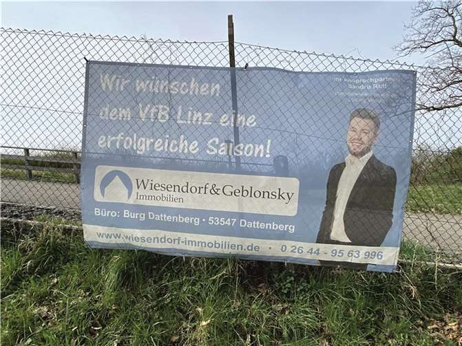 Wiesendorf & Geblonsky unterstützt den VfB Linz unter anderem mit einem Werbebanner.  Foto: privat