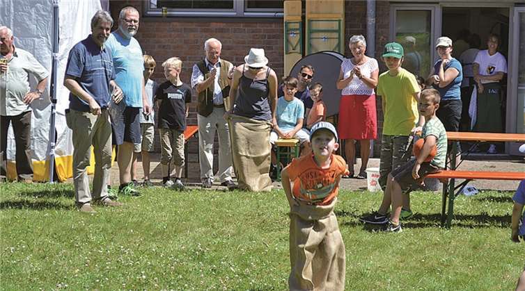 Wiesenmeisterschaften, der Nachwuchs beim Sackhüpfen.