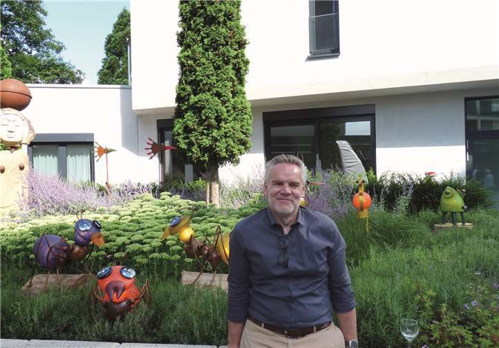 Künstlerisch hochkarätiges Projekt der Anne-Ehl-Stiftung lädt zum Verweilen ein Wiktor Borowski, Leiter der Hauptverwaltung des Glasstudios Borowski in Königswinter vor einigen der in der Skulpturenschau zahlreich präsentierten anspruchsvoll gestalteten Kunstobjekten im Innenhof des Einstein Hotels.