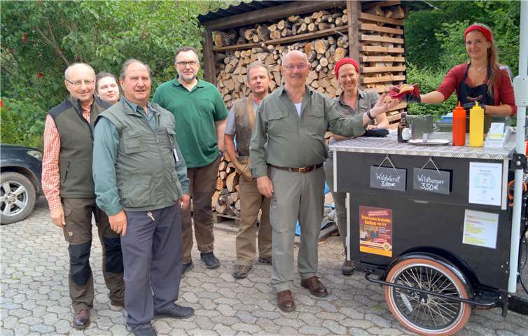 Wild-Grillburger und Wildbratwurst gab es zur Stärkung beim Hegering-Schießen in Treis vom Grillfahrrad „Radwurscht“. Foto: MT