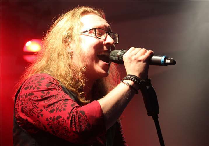 „WildRider“-Leadsänger Thomas Franke hatte das Publikum fest im Griff.