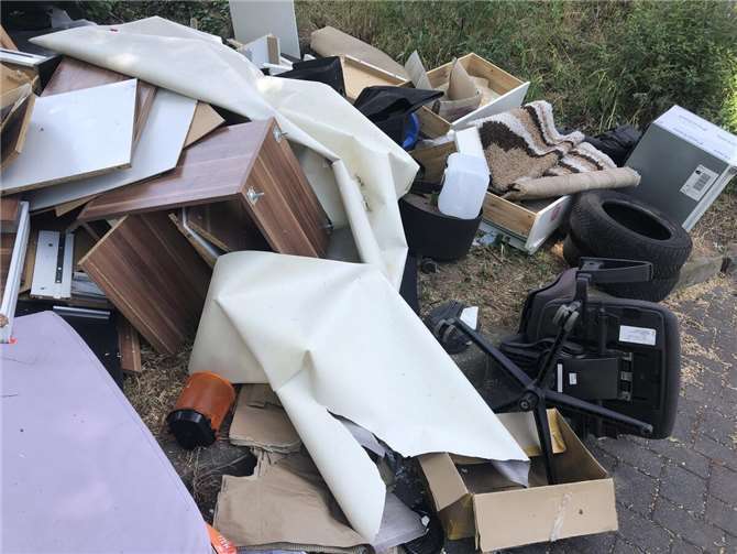 Wilde Müllkippe direkt an der B42: Die Stadt Braubach sucht Zeugen und bittet um Hinweise. Fotos: Stadt Braubach/Elvira Rogge