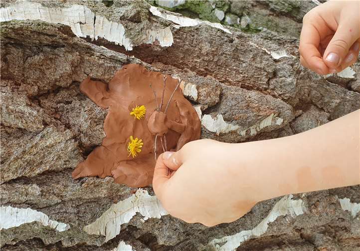 Wildnisgeist aus Ton am BaumstammFoto: Familienbildungsstätte