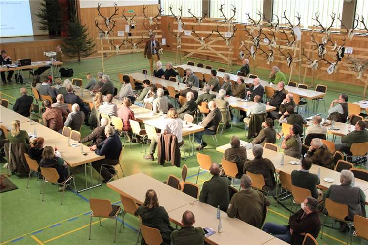 Wildökologe Professor Dr. Dr. Sven Herzog (hinten) schlug bei der Hauptversammlung des Rotwildringes Ahrweiler in Kempenich eine Bresche für Hirsch und Co..  Fotos: GS