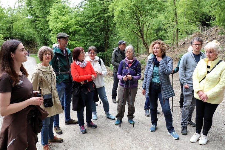 Wildpark-Geschäftsführerin Henrieke Böß (links) im Gespräch mit Gästen bei einem Rundgang durch den Park. 