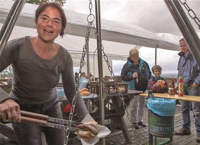 Wildschweinbratwürste direkt vom Grill waren die Renner beim Swistbachhüttenfest des Verschönerungsvereins Oberes Swistbachtal in Holzweiler. Jost
