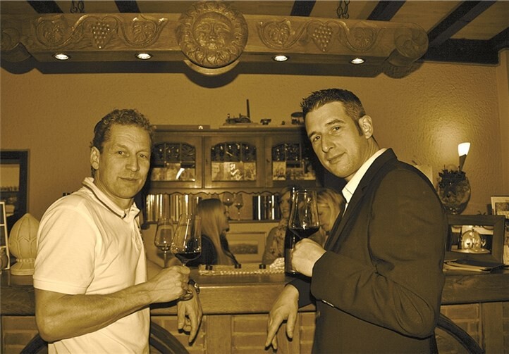 Wildspezialist Jörg Schäfer (l.) und Marc Linden vom Weingut Sonnenberg garantieren Ihren Gästen einen ganz besonderen Gaumenschmaus am 8. Februar 2014.