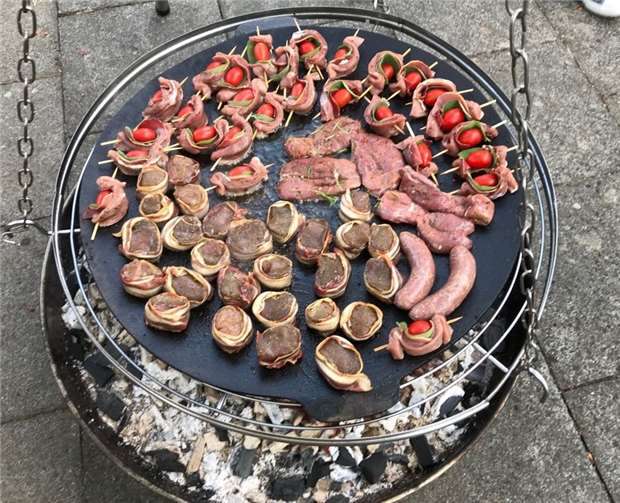 Wildspezialitäten vom Grill wurden serviert. privat