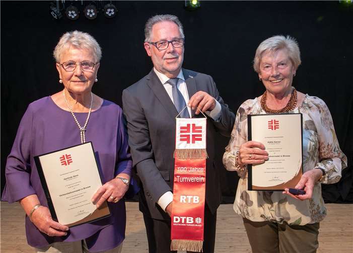 Wilfried Braunsdorf (Mitte), der Präsidentdes Rheinischen Turnerbundes, ehrte Gerlinde Hennund Käthe Kerner mit der bronzenen Ehrennadel des RTB.