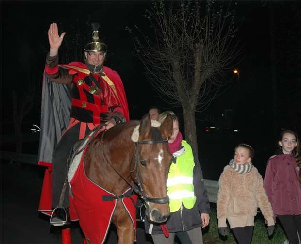 Wilfried Engels reitet in Heimerzheim als St. Martin voran.