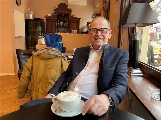 Wilfried Gatzweiler aus Ahrweiler baute sein Restaurant nach der Flut wieder auf. Doch die jetzigen Herausforderungen sind erdrückend.  Foto: ROB