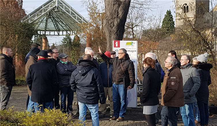 Wilfried Humpert erläutert die Empfehlung für einen Kreisverkehrsplatz. Foto: privat