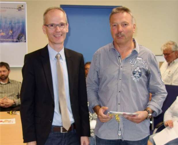 Wilfried Klinkner erhielt zum Abschied ein kleines Präsent. privat