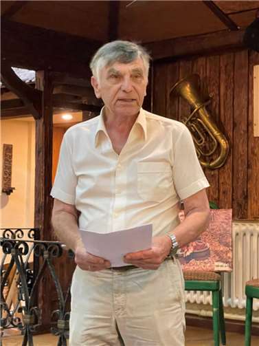 Wilfried Meitzner bei seinem Vortrag über das Leben und Wirken von Leonard Reinirkens.