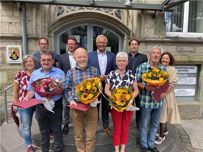 Wilfried Müller (von links mit Blumen), Klaus Dills, Petra Wagner und Thomas Strohmenger sind von Landrat Achim Hallerbach in den Ruhestand verabschiedet worden.  Foto: Kreisverwaltung Neuwied