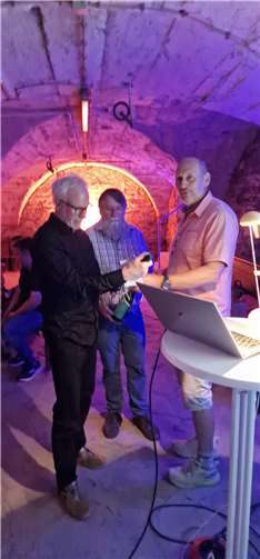 Wilfried Münz überreicht Herrn Peter Thelen und Harald Becker ein leckeres Präsent.