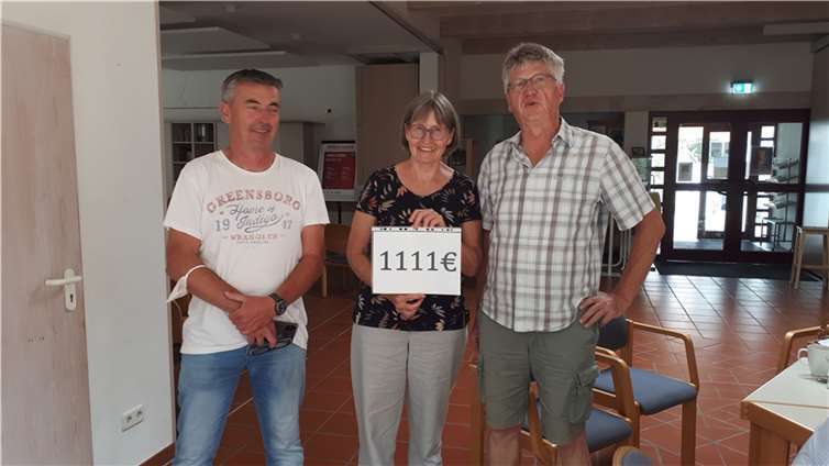 Wilfried Rang und Hermann Menth übergaben Käthe Langer eine Spoendein Höhe von 1.111 Euro. Foto: privat