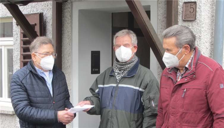 Wilfried Remy und Erhard Schäfer überbrachten dem Vorsitzenden der GSK, Jürgen Johannsen, eine Spende in Höhe von 800 Euro. Foto: privat,