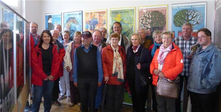 Wilfried Rink (7 v. l.) mit seinen Besuchern bei der Führung durch sein Museum.privat