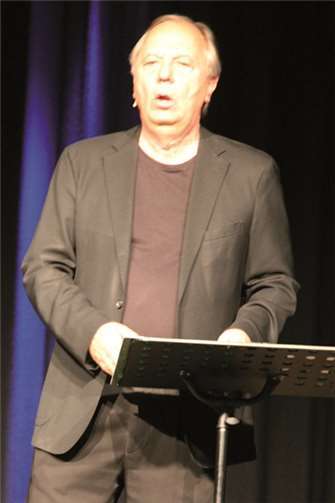 Wilfried Schmickler biss in der Rheinhalle mit Worten kräftig zu und bekam dafür reichlich Applaus. StF